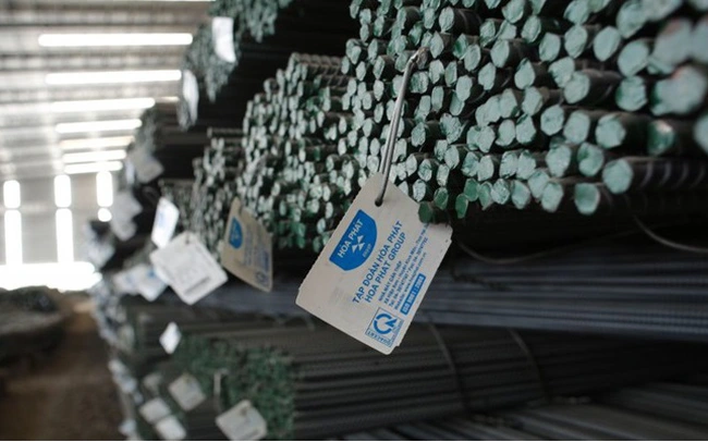 Sau lần giảm thứ 9 hôm 17/7, các doanh nghiệp sản xuất thép lại tiếp tục thông báo hạ giá sản phẩm với mức giảm lên đến 360.000 đồng/tấn.